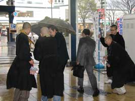 沼津市での花配りの様子01