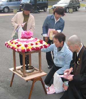 藤枝市での花配りの様子01