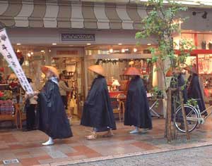 商店街の中を歩く僧侶たち。
