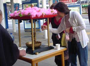 焼津市での花配りの様子01