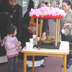 焼津市での花配りの様子02