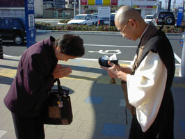 焼津市での托鉢の様子01