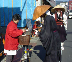 焼津市での托鉢の様子02