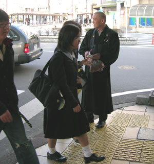 沼津市での花配りの様子02