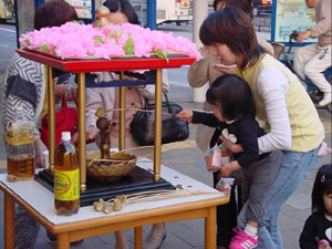 焼津市での花配りの様子01