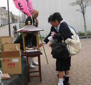 藤枝市での花配りの様子01