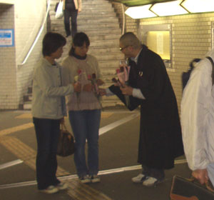 沼津市での花配りの様子02