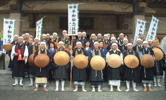 出発地、瑞光寺様本堂前で記念撮影。