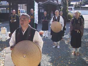 島田地区の托鉢の様子01