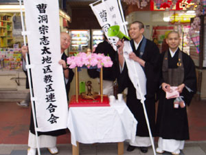 焼津市での花配りの様子01