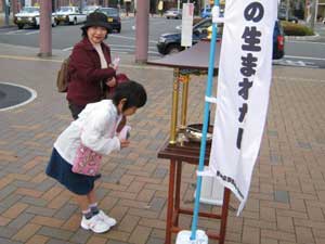 藤枝市での花配りの様子01