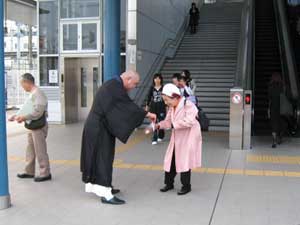 藤枝市での花配りの様子02