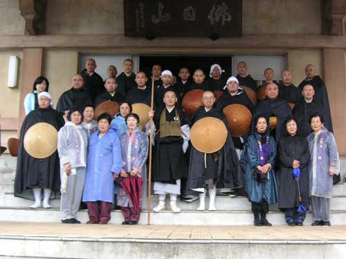 出発地、瑞光寺様本堂前で記念撮影。