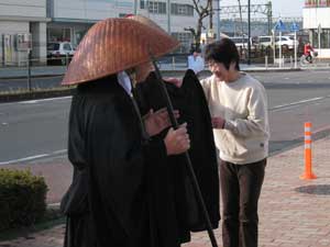 島田市での托鉢の様子03