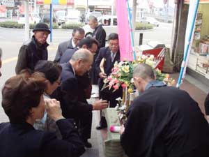 焼津市での花配りの様子01