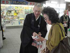 焼津市での花配りの様子02