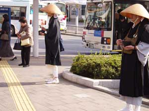 焼津市での托鉢の様子03