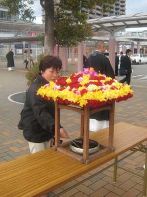 藤枝市での花配りの様子02