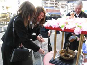 焼津市での花配りの様子02