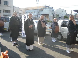 静岡市での托鉢の様子03