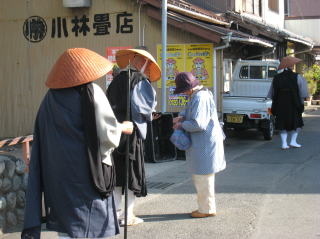 島田市での托鉢の様子02