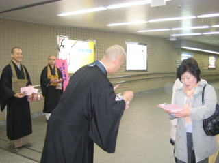 静岡市での花配りの様子1