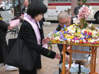 藤枝市での花配りの様子1