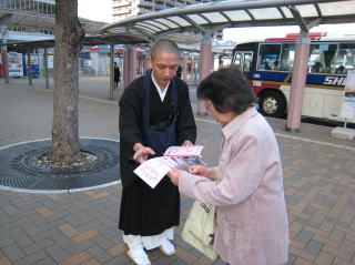 藤枝市での花配りの様子2