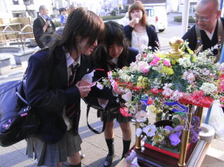 焼津での花配りの様子01