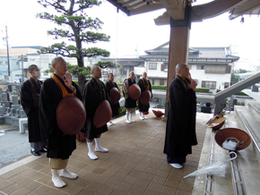 焼津の托鉢風景1