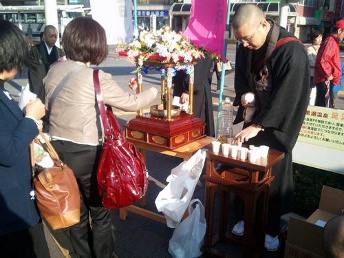 焼津市での花配りの様子01