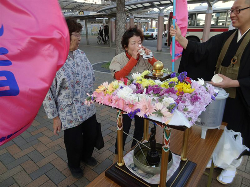 藤枝の花配りの様子02