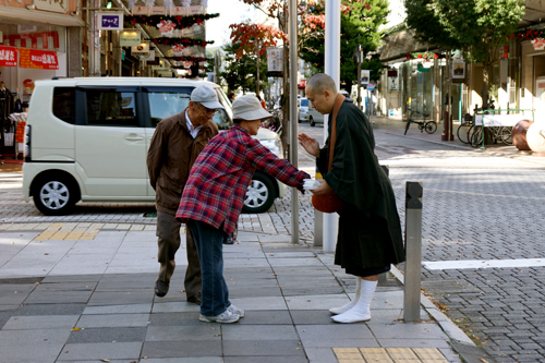 平和祈念托鉢04