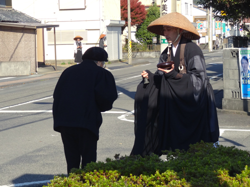 島田市での托鉢の様子03