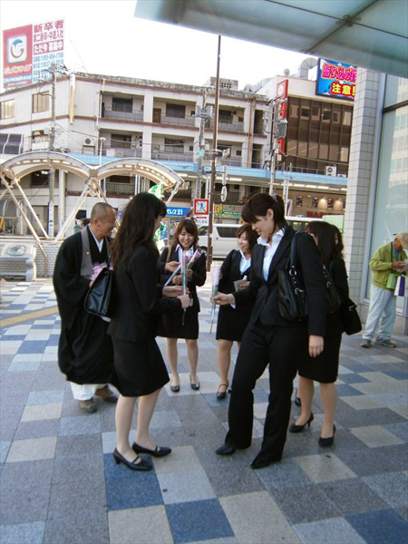 東部の花配りの様子01