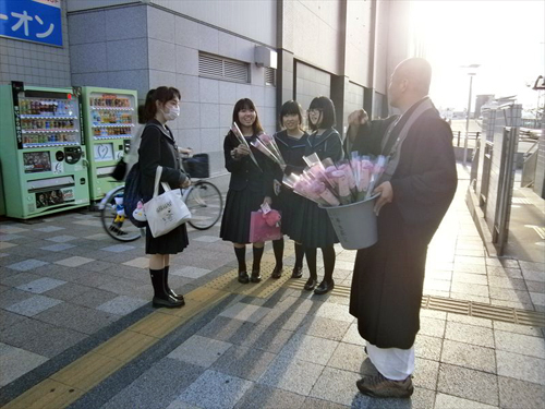 東部の花配りの様子03