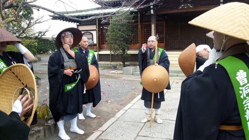 東部での托鉢の様子01