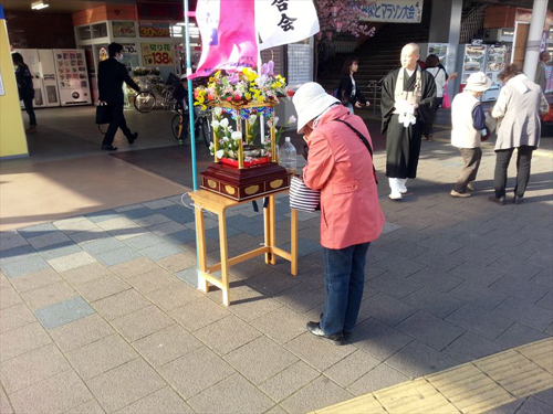 焼津の花配りの様子01