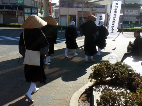 焼津市での托鉢の様子02