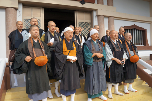 平和祈念托鉢の様子02