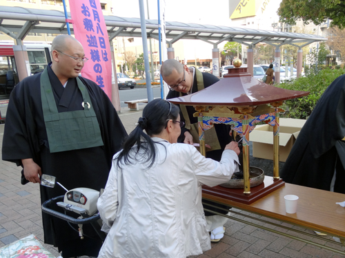 藤枝市での花配りの様子02