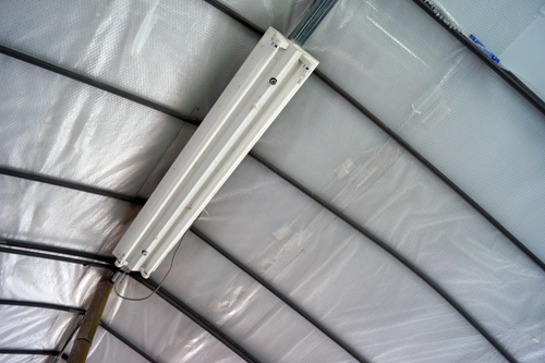 天井に張られた気泡緩衝材（プチプチ）