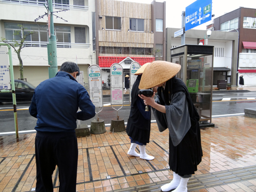 西部地区の托鉢の様子02