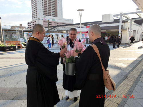 沼津市での花配りの様子01