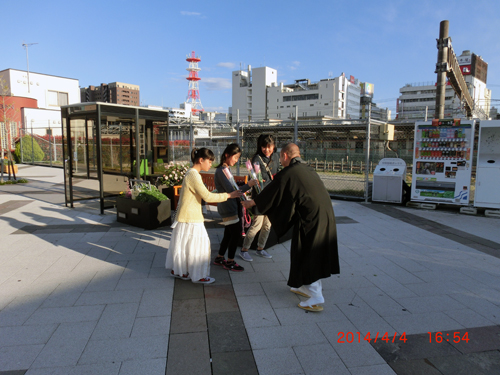 沼津市での花配りの様子02