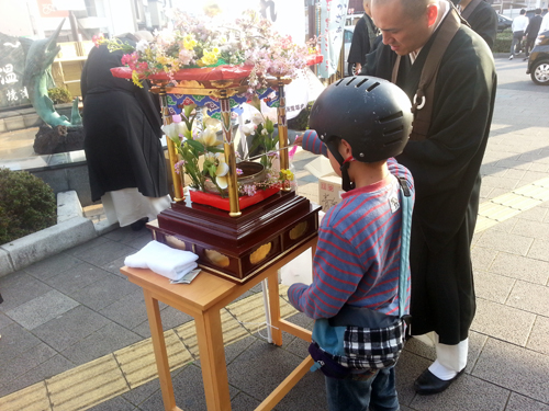 焼津市での花配りの様子01