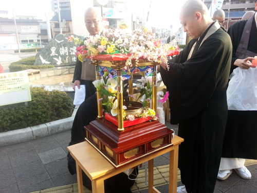 焼津市での花配りの様子02