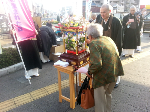 焼津市での花配りの様子03